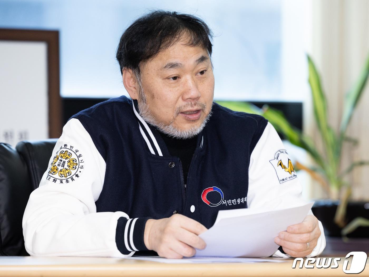 본문 이미지 - 김순환 서민민생대책위원회 사무총장이 4일 오전 서울 여의도 서민민생대책위원회 사무실에서 열린 정부 의사 증원 정책 관련 기자회견에서 발언을 하고 있다. 김 사무총장은 이날 기자회견에서 2,000명 의사 증원에 따른 구체적 정책 방안 제시 및 전공의들에 대한 근로개선 등에 대한 내용을 주장했다. 2024.3.4/뉴스1 ⓒ News1 이재명 기자