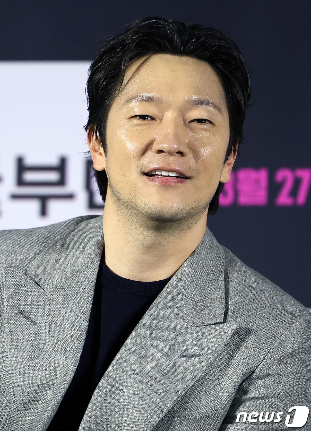 본문 이미지 - 배우 손석구가 4일 서울 광진구 아차산로 롯데시네마 건대입구에서 열린 영화 ‘댓글부대’ 제작보고회에 참석해 미소를 짓고 있다. ‘댓글부대’는 대기업에 관한 기사를 쓴 후 정직당한 기자 임상진에게 온라인 여론을 조작했다는 익명의 제보자가 나타나면서 벌어지는 이야기를 다룬 영화로 오는 27일 개봉한다. 2024.3.4/뉴스1 ⓒ News1 김진환 기자