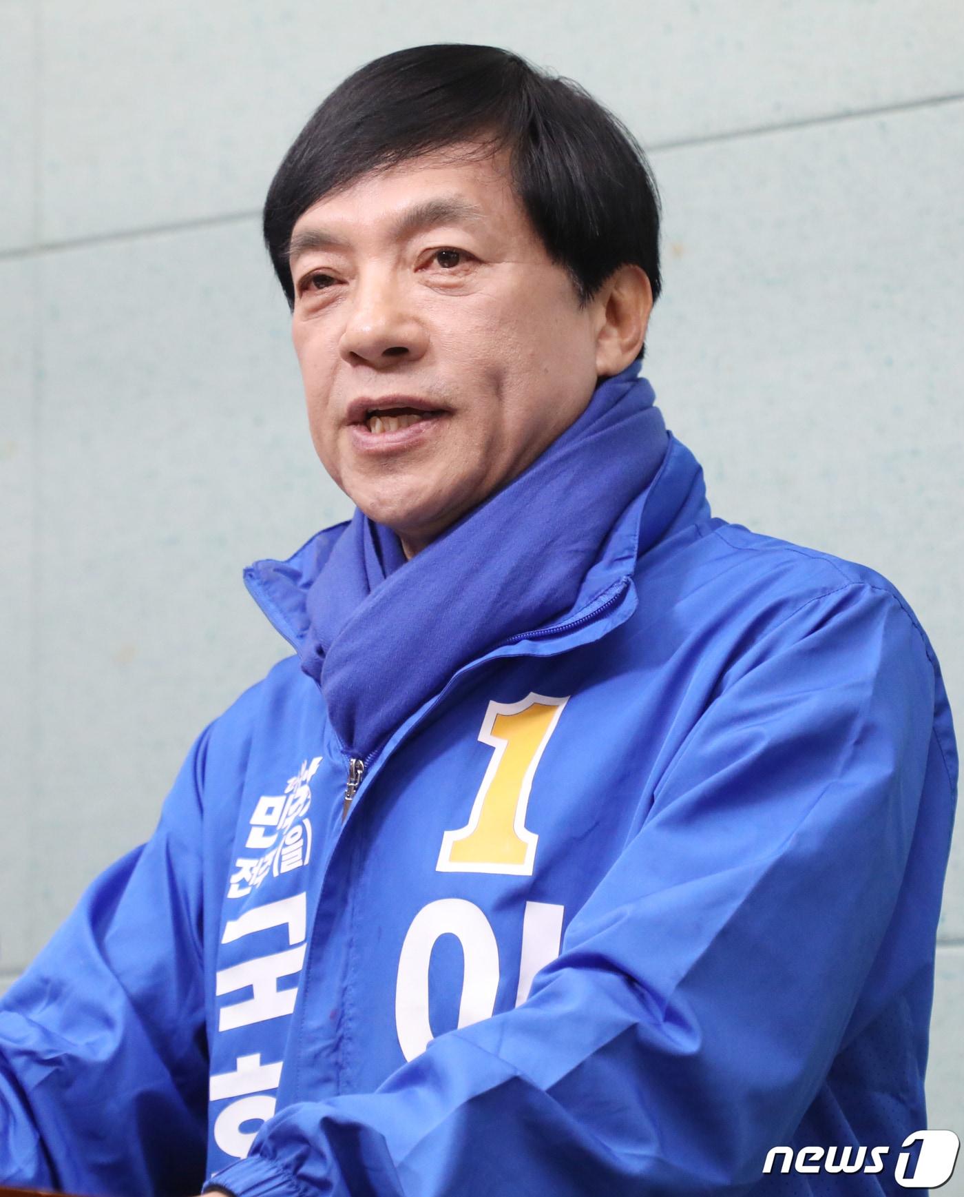 본문 이미지 - 이성윤 더불어민주당 전주을 예비후보가 4일 전북 전주시 전북특별자치도의회에서 법무부 해임 관련 입장 발표 기자회견을 열고 질의에 답변을 하고 있다. 2024.3.4/뉴스1 ⓒ News1 유경석 기자
