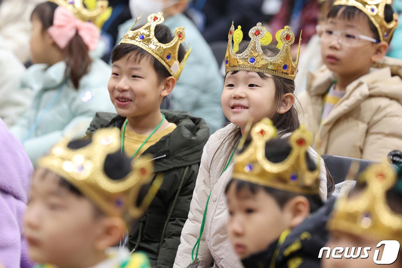 본문 이미지 - 4일 오전 서울 영등포구 문래초등학교에서 열린 입학식에서 신입생들이 왕관을 쓰고 있다. 2024.3.4/뉴스1 ⓒ News1 신웅수 기자