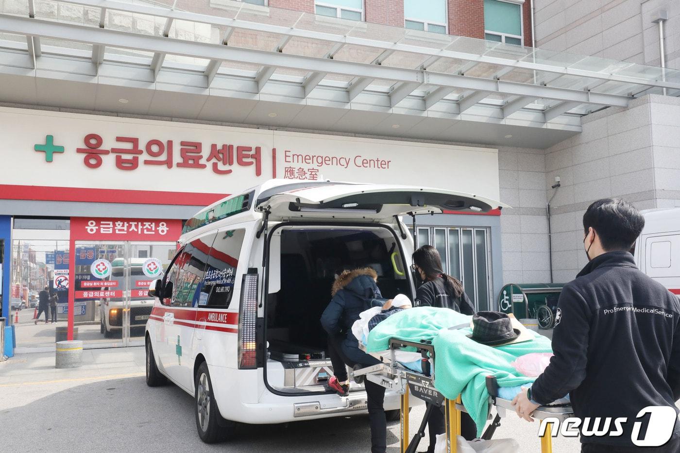 광주 동구 전남대병원에서 응급환자가 응급실로 이송되는 모습. 뉴스1 DB