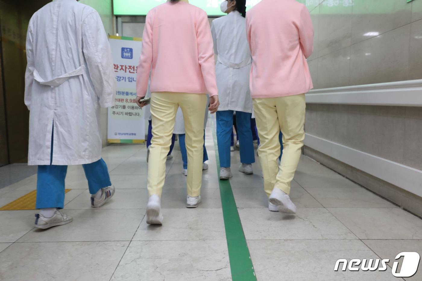 전남대병원에서 의료진들이 복도를 지나가고 있다. 2024.3.4/뉴스1 ⓒ News1