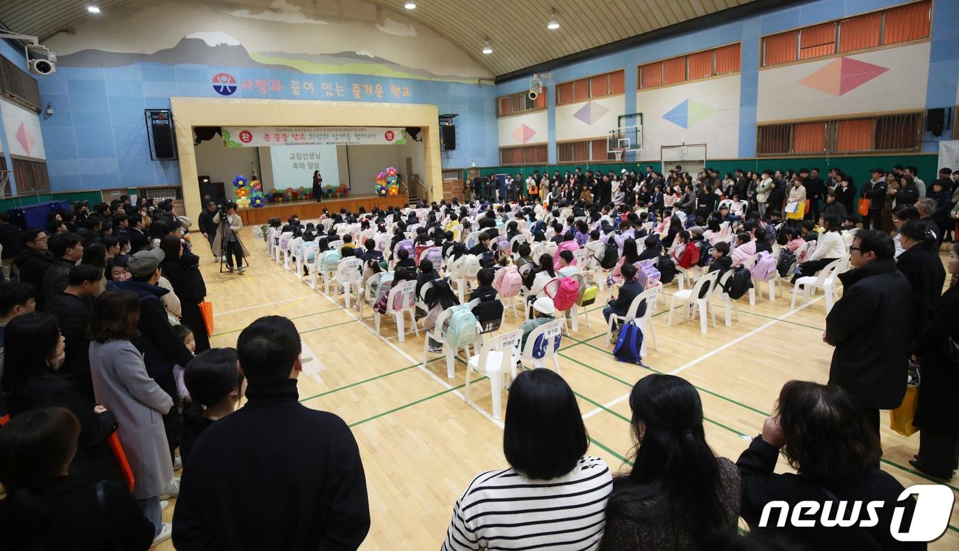 본문 이미지 - 4일 오전 제주시 일도2동 제주동광초등학교 체육관에서 1학년 신입생 입학식이 열리고 있다. 2024.3.4/뉴스1 ⓒ News1 오현지 기자