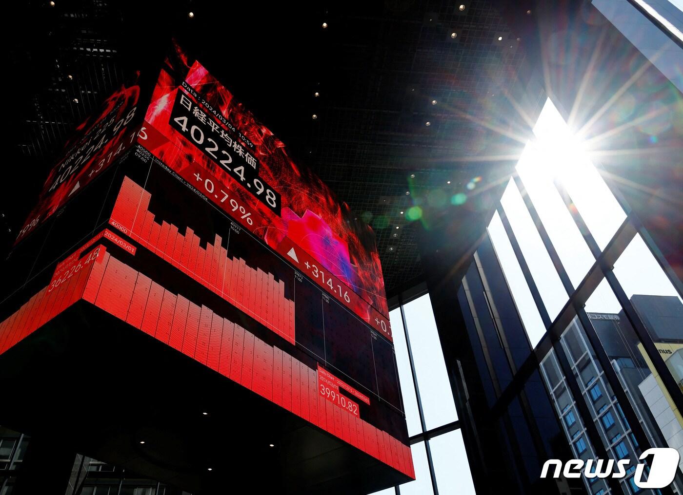 본문 이미지 - 4일(현지시간) 일본 도쿄에서 닛케이 주가 평균을 표시하는 화면이 나오고 있다. 2024.03.04 ⓒ 로이터=뉴스1 ⓒ News1 정지윤 기자