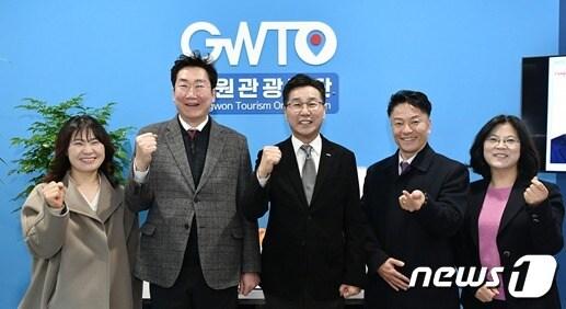 본문 이미지 - 강원 원주시와 강원관광재단이 최근 재단에서 지역 관광자원 활성화 간담회를 갖고 시와 재단 관계자들이 기념사진을 촬영하고 있다. (원주시 제공) 2024.3.4/뉴스1