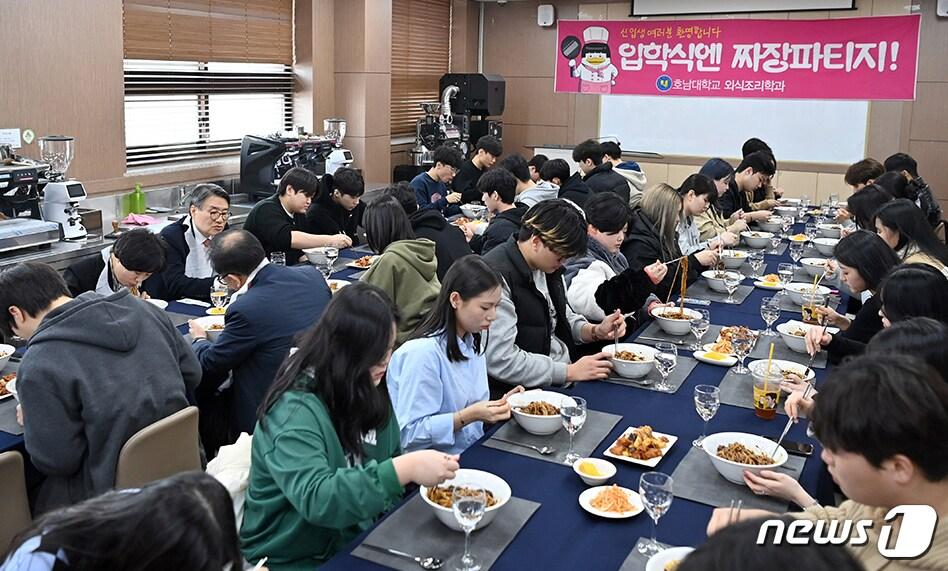 본문 이미지 - 호남대 외식조리학과가 4일 신입생 60명에 선배들이 직접 만든 짜장면을 제공하며 이색 환영 파티를 진행했다.(호남대 제공)2024.3.4./뉴스1