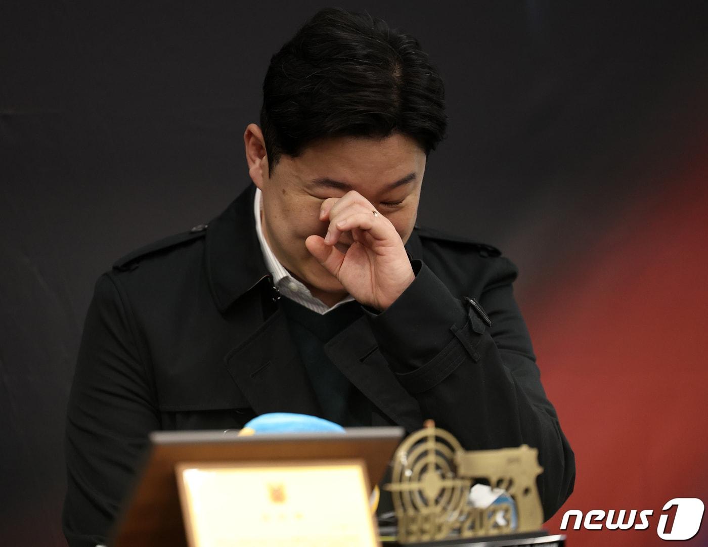 본문 이미지 - '한국 사격 레전드' 진종오가 4일 오후 서울 성동구 브리온컴퍼니에서 열린 은퇴식에서 눈물을 닦고 있다.  2024.3.4/뉴스1 ⓒ News1 김진환 기자