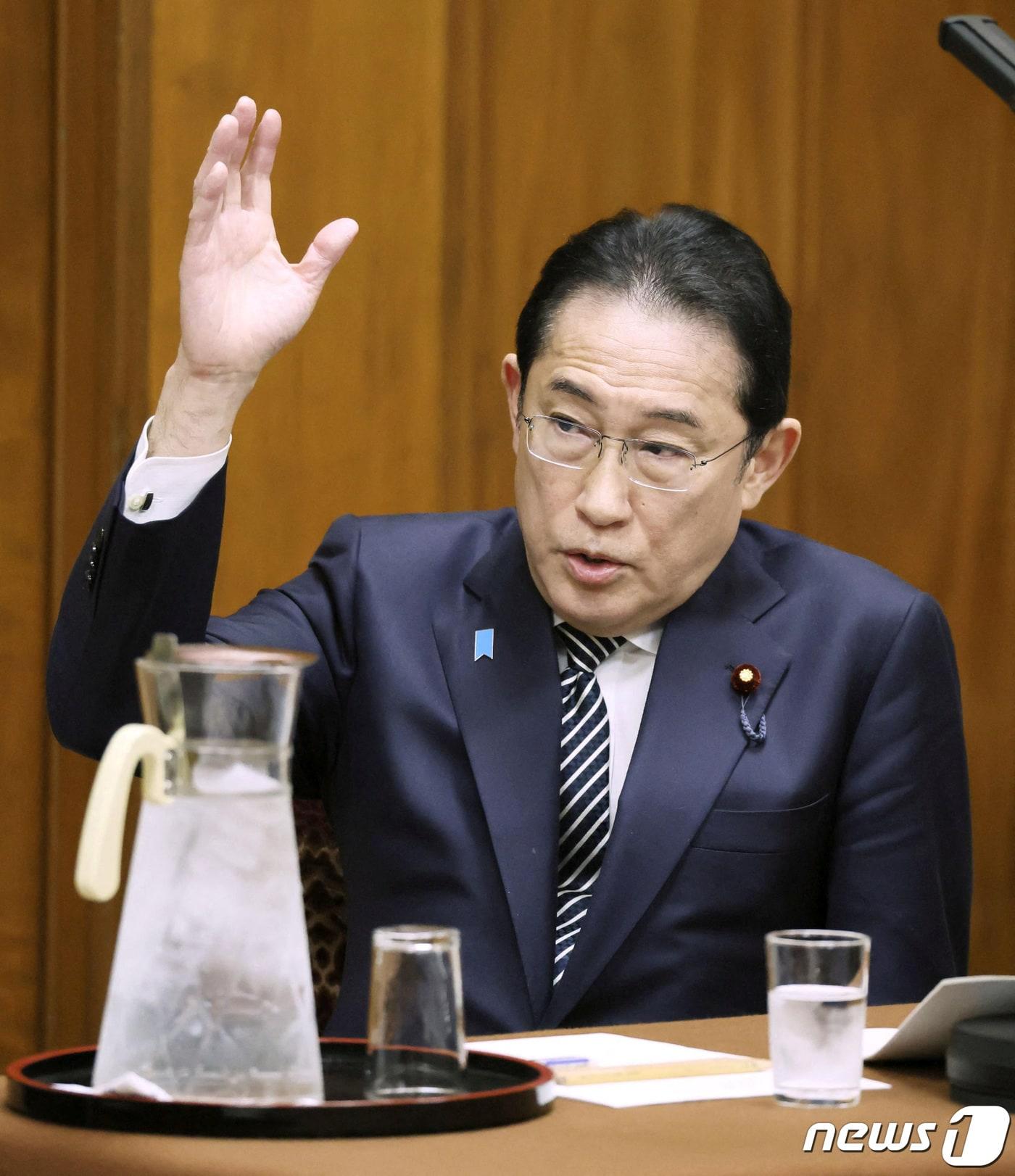 본문 이미지 - 일본 도쿄 국회에서 기시다 후미오 총리가 정치 윤리심사회 진행 도중 손을 들고 이의 제기를 하고 있다. 2024.02.29/ ⓒ 로이터=뉴스1 ⓒ News1 권진영 기자