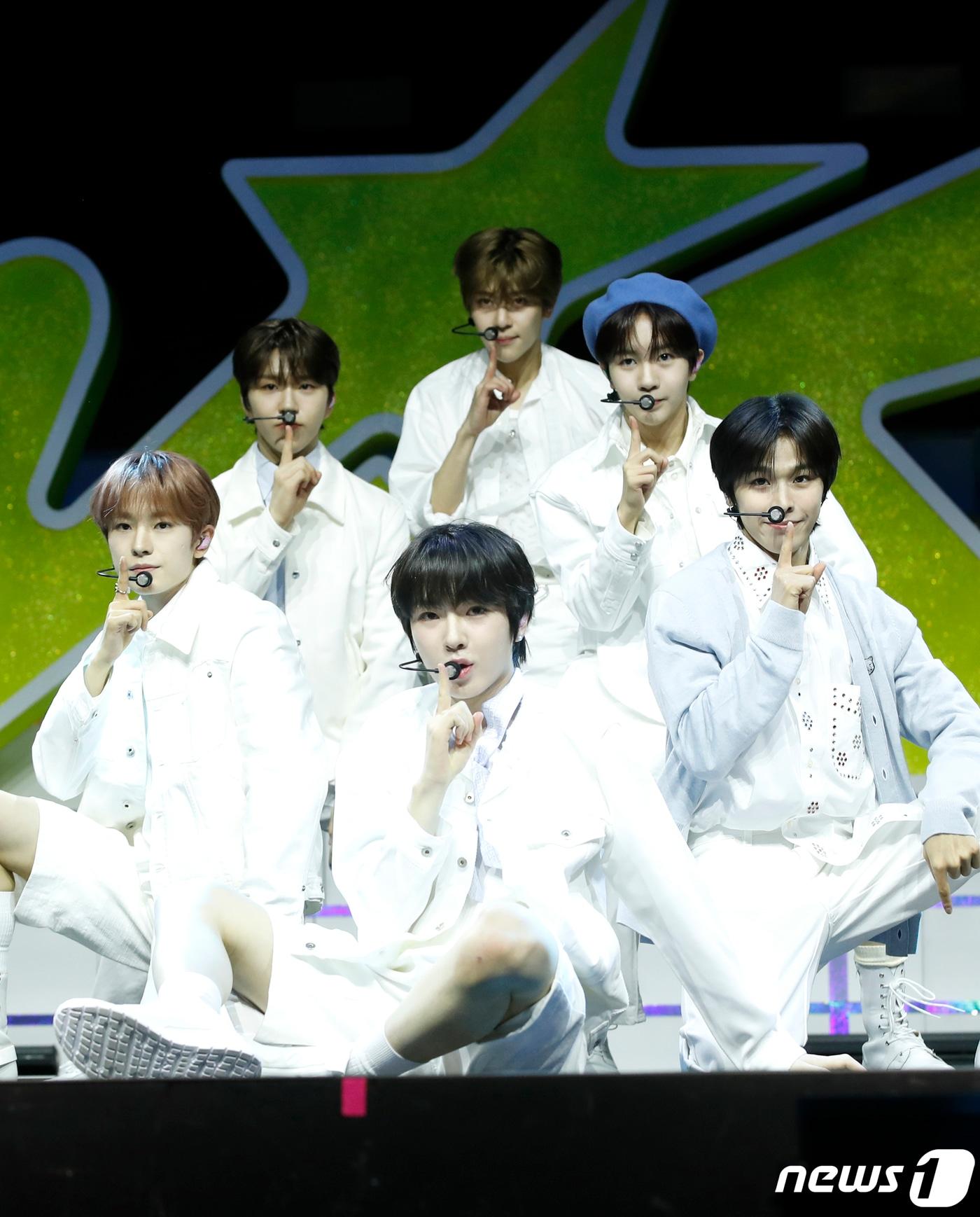 본문 이미지 - 그룹 엔시티 위시(NCT WISH)가 4일 오후 서울 용산구 블루스퀘어에서 가진 데뷔 쇼케이스에서 타이틀 곡을 선보이고 있다. 2024.3.4/뉴스1 ⓒ News1 권현진 기자