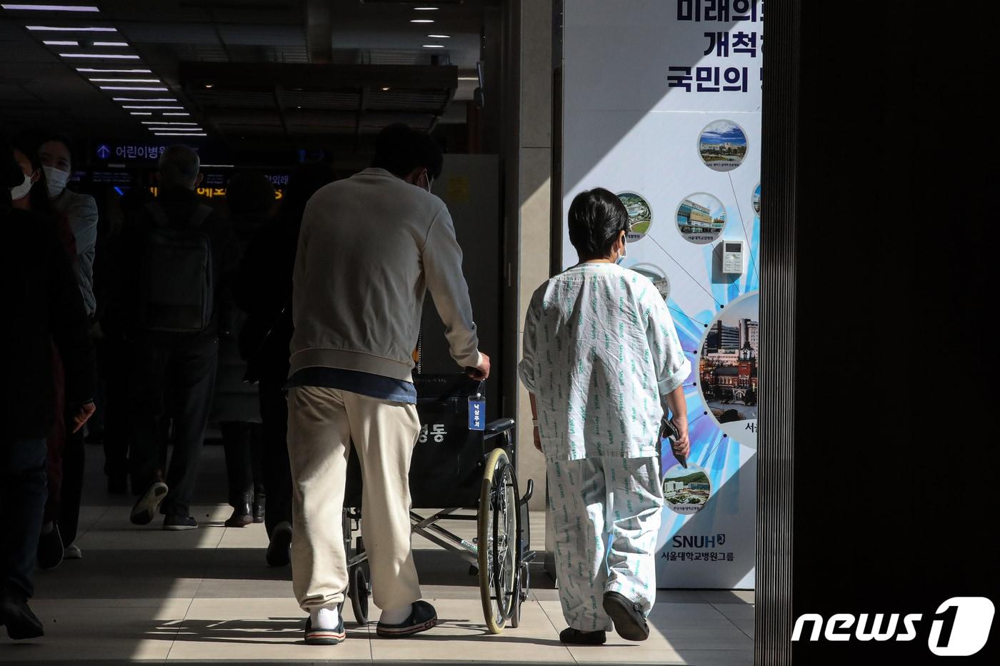 본문 이미지 - 정부가 미복귀 전공의 확인을 위해 전국의 수련병원에 현장점검을 실시하는 4일 서울 시내의 한 대학병원에서 어린이 환자가 발걸음을 옮기고 있다. 2024.3.4/뉴스1 ⓒ News1 이승배 기자