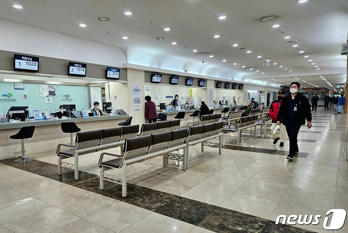 본문 이미지 - 4일 부산대병원 수납창구 앞 한산한 대기석. /뉴스1 ⓒ News1 권영지 기자