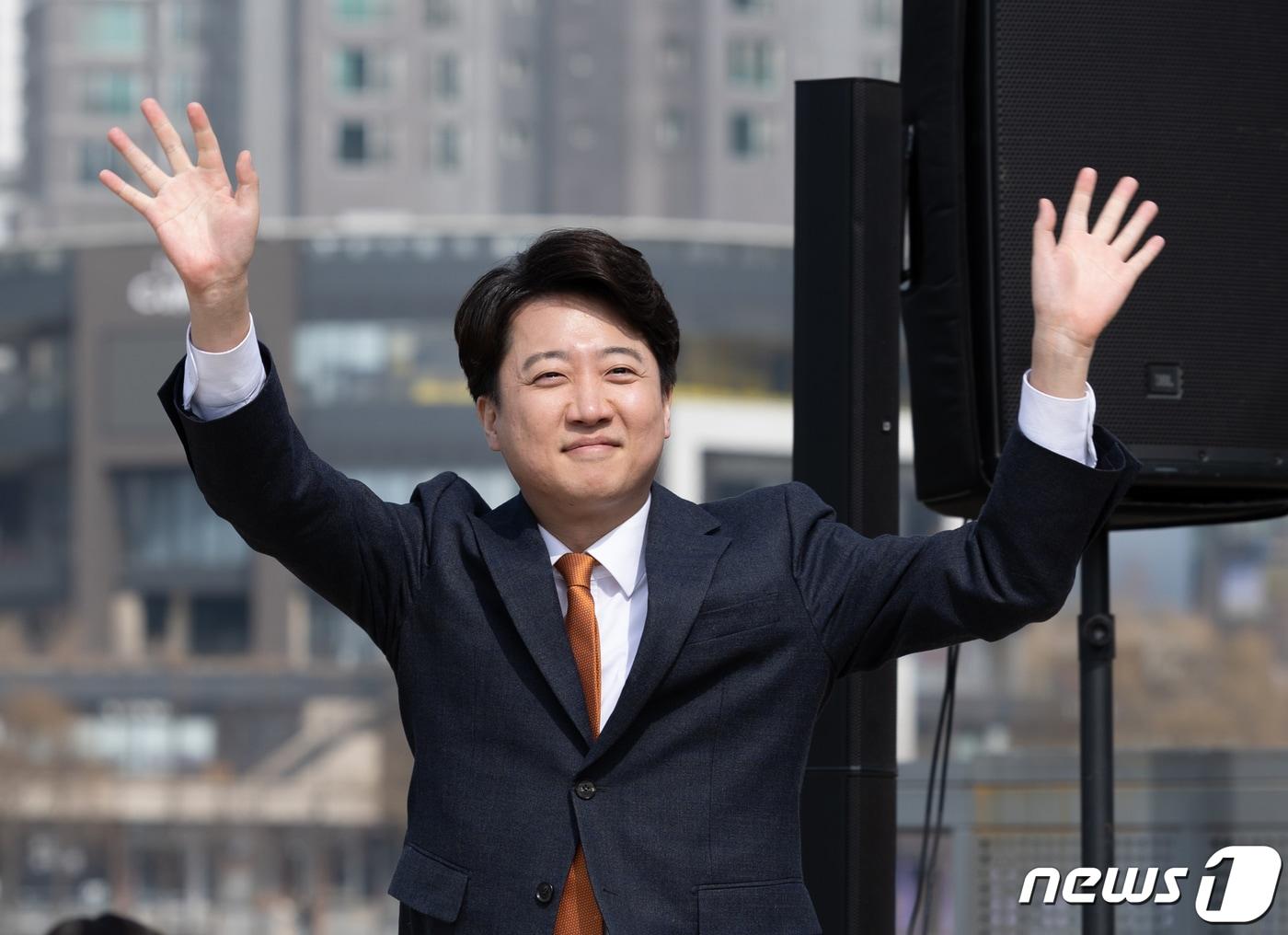 본문 이미지 - 이준석 개혁신당 대표가 4일 오후 경기도 화성시 정조로 동탄호수공원에서 열린 제22대 국회의원선거 화성을 출마 선언 기자회견에 참석하며 손을 흔들어 인사하고 있다. 2024.3.4/뉴스1 ⓒ News1 이재명 기자