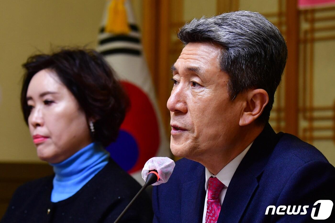 포항시와 메디아크가 4일 의사 소통이 어려운 외국인들을 위한 다국어 의료지원 서비스 지원 협약을 맺었다. 협약 체결에 앞서 이강덕 포항시장이 인사말을 하고 있다. 2024.3.4/뉴스1 