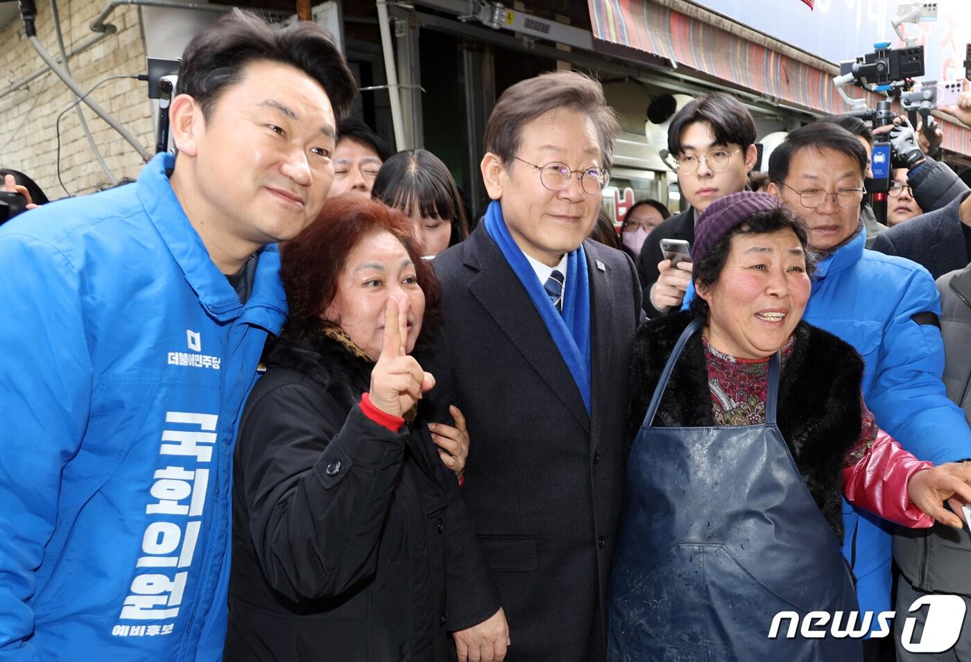 본문 이미지 - 이재명 더불어민주당 대표와 곽상언 후보자가 4일 서울 종로구 창신시장에서 시민들과 기념촬영을 하고 있다. (공동취재) 2024.3.4/뉴스1 ⓒ News1 구윤성 기자