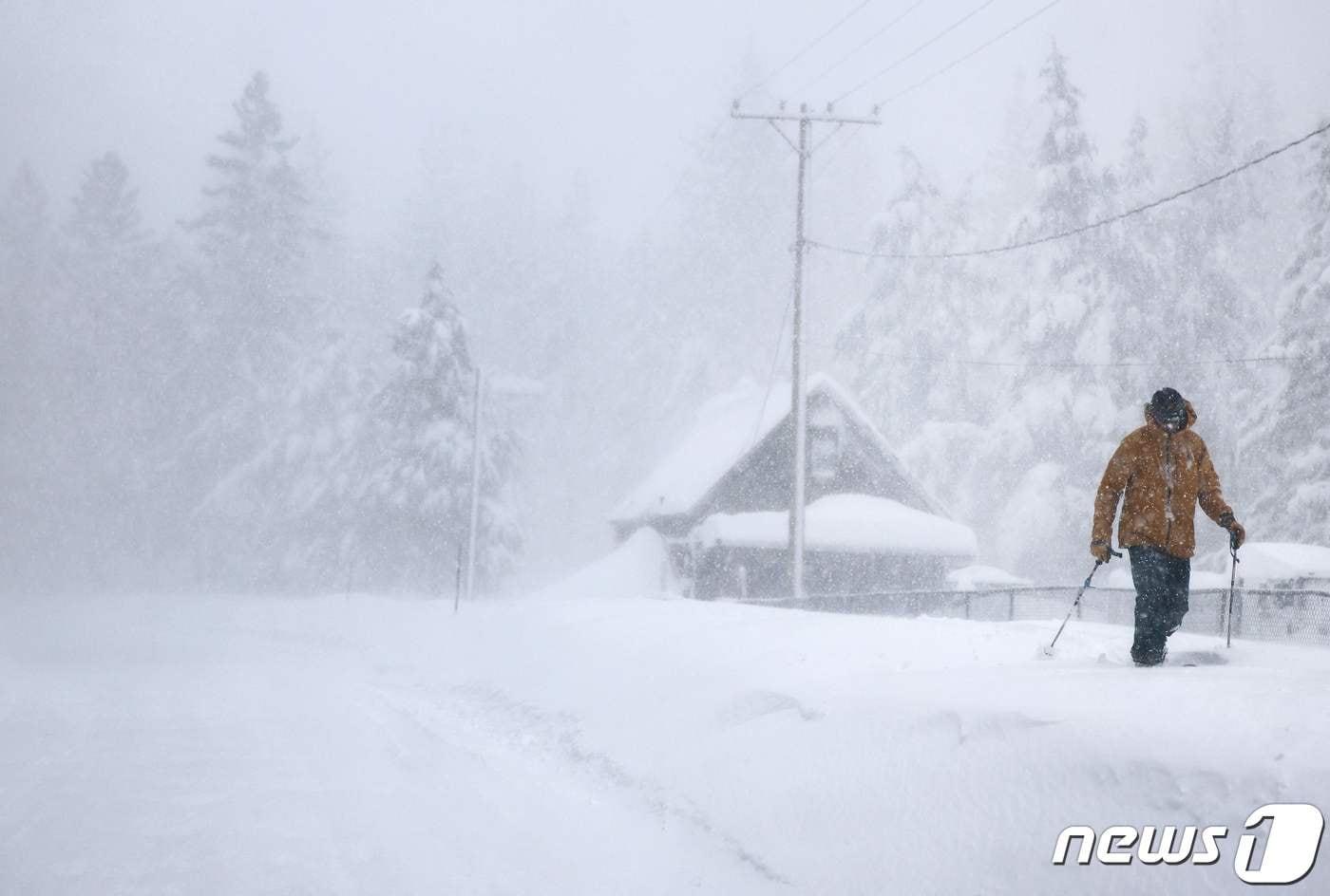 3일&#40;현지시간&#41; 미국 캘리포니아주 트러키 지역의 시에라 네바다산에 겨울 폭풍이 몰아쳐 도로가 온통 눈으로 덮여있다. 2024.03.03 ⓒ AFP=뉴스1 