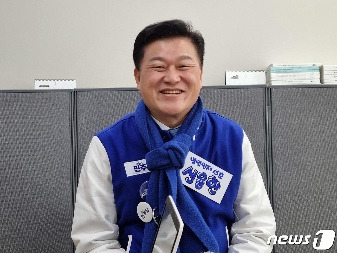 본문 이미지 - 더불어민주당 신용한 예비후보가 4일 충북도청 기자실에서 취재진 질문에 답하고 있다.