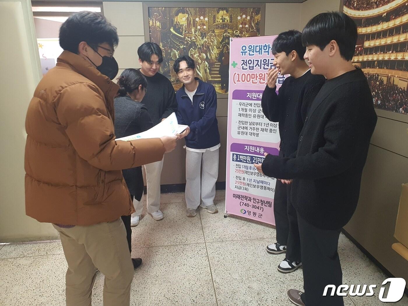 본문 이미지 - 4일 영동군 관계자가 유원대 입학식 현장을 찾아  전입 지원시책을 홍보하고 있다. (영동군 제공) /뉴스1