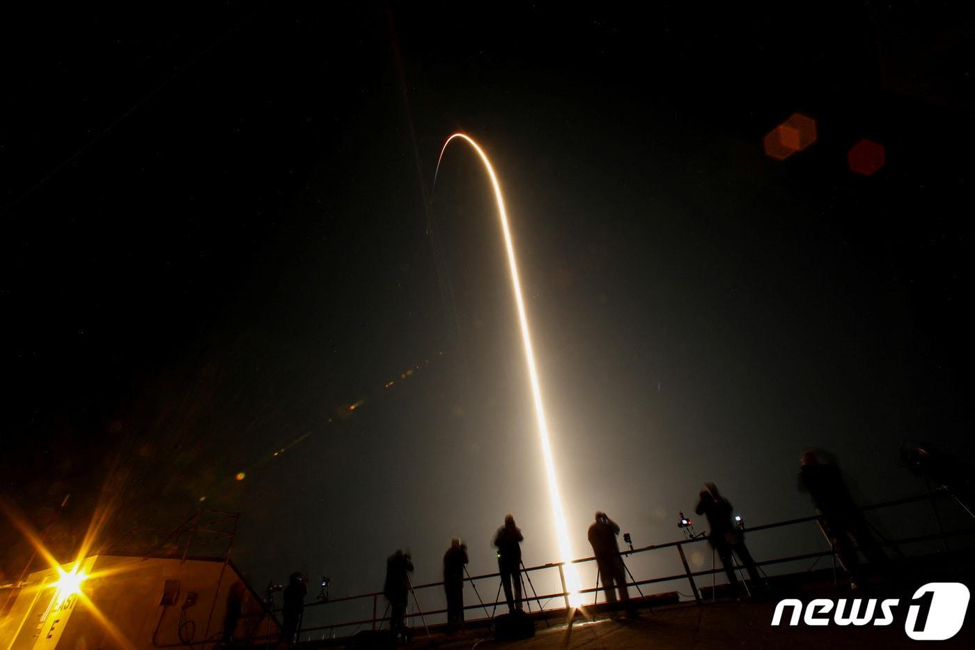 본문 이미지 - 미국 플로리다주 케이프 커내버럴에 위치한 미 항공우주국(NASA) 케네디 우주센터에서 3일(현지시간) 팰컨9이 발사되고 있다. 2024.03.03. ⓒ 로이터=뉴스1 ⓒ News1 정윤영 기자