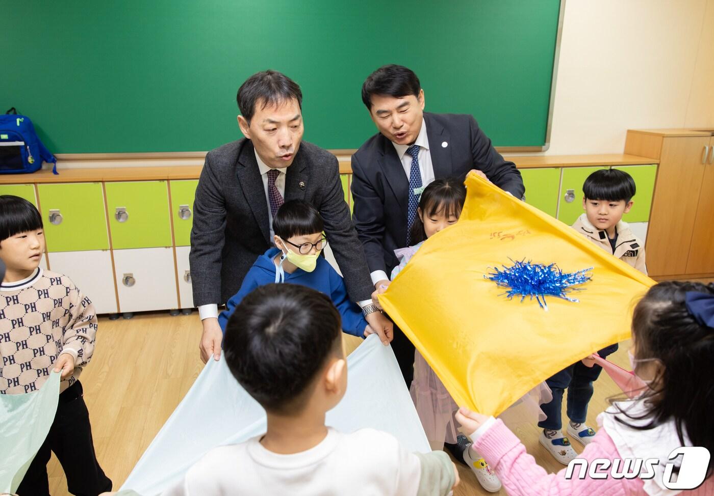 이정선 광주시교육감(오른쪽)이 늘봄학교 운영 첫 날을 맞아 광주 경양초를 찾아 전통놀이 운영 교실을 참관하고 있다.(시교육청 제공)2024.3.4./뉴스1