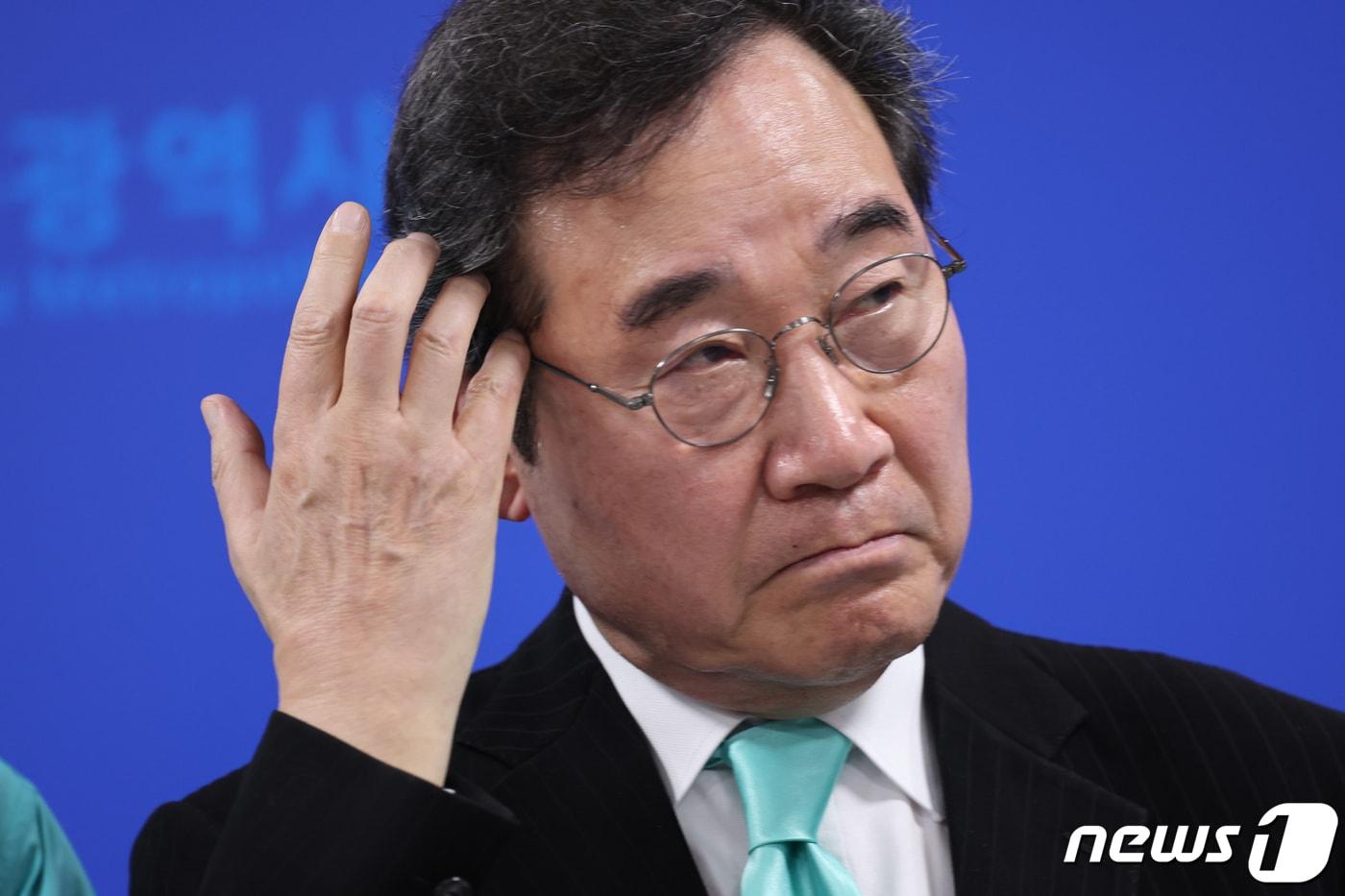 본문 이미지 - 이낙연 새로운미래 공동대표가 4일 광주시의회에서 기자회견을 열고 광주지역 출마를 공식 선언했다. 이 대표가 손으로 땀을 닦고 있다. .2024.3.4/뉴스1 ⓒ News1 김태성 기자