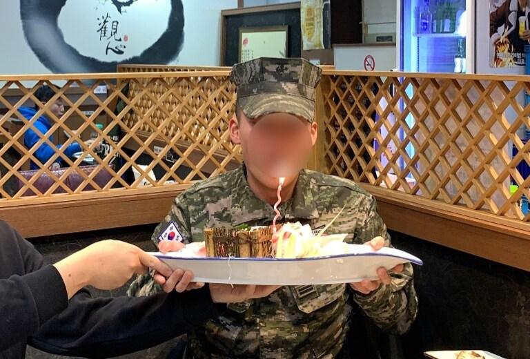 본문 이미지 - 첫 휴가를 나온 군인이 횟집과 술집 등에서 생각지도 못한 이벤트를 받은 사연이 전해졌다. '아프니까 사장이다' 갈무리