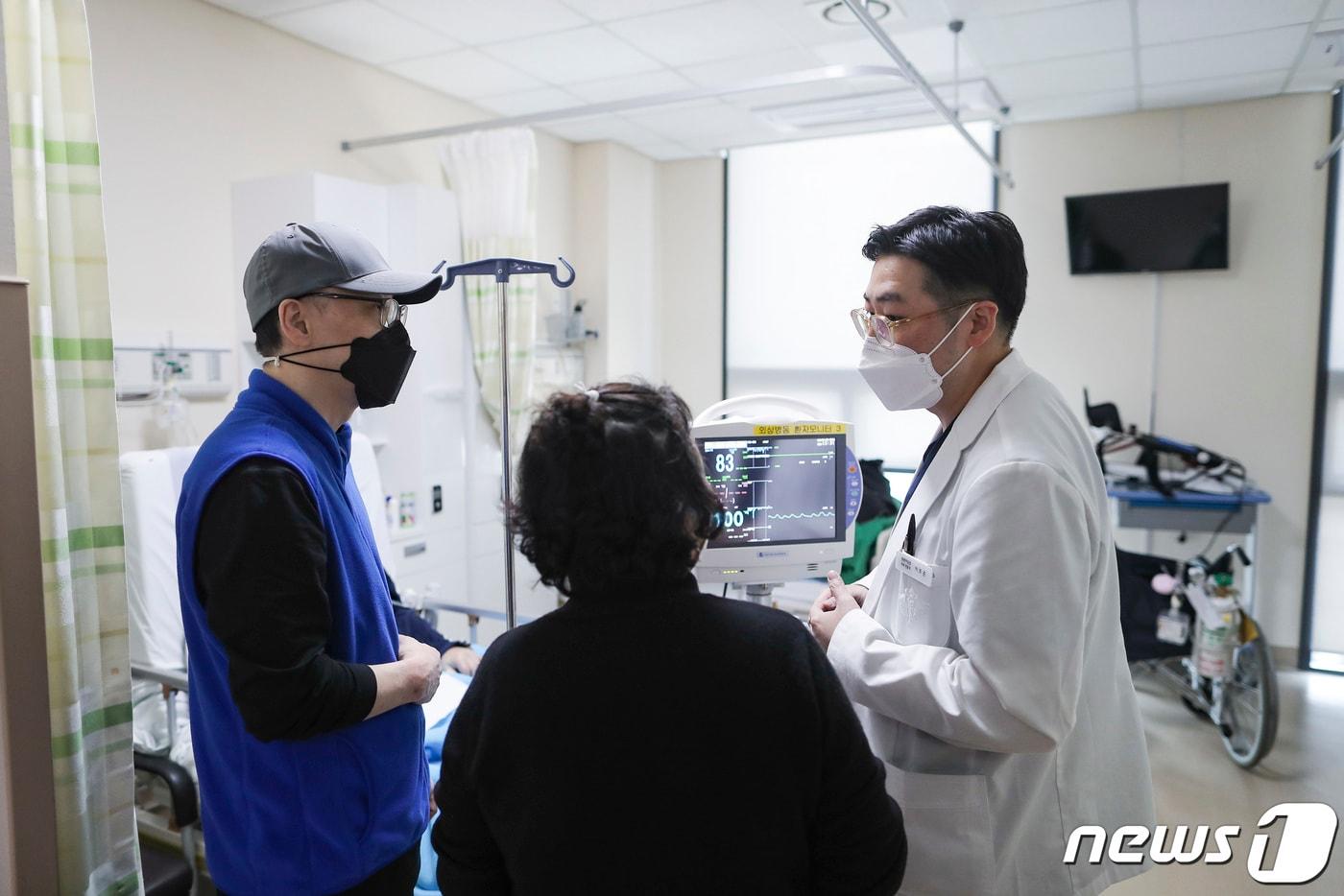 본문 이미지 - 경기도 성남시 국군수도병원에서 소속 군의관이 민간인 환자 보호자와 상담하고 있다. (국방부 제공) 2024.3.4/뉴스1