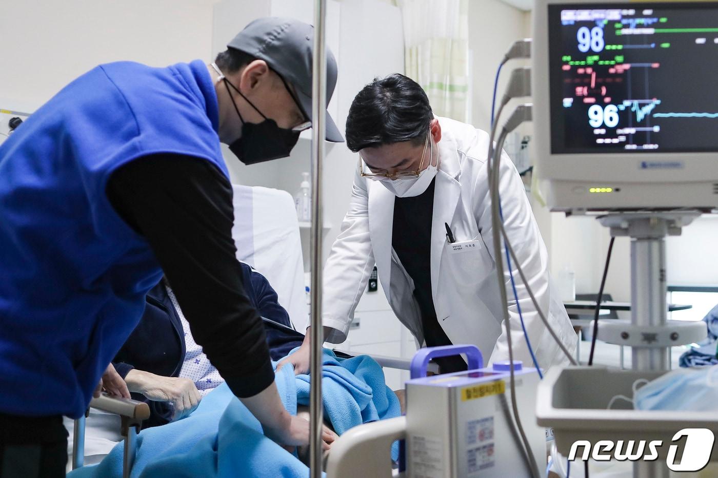 본문 이미지 - 경기도 성남시 국군수도병원에서 소속 군의관이 민간인 환자를 진료하고 있다. (국방부 제공) 2024.3.4/뉴스1