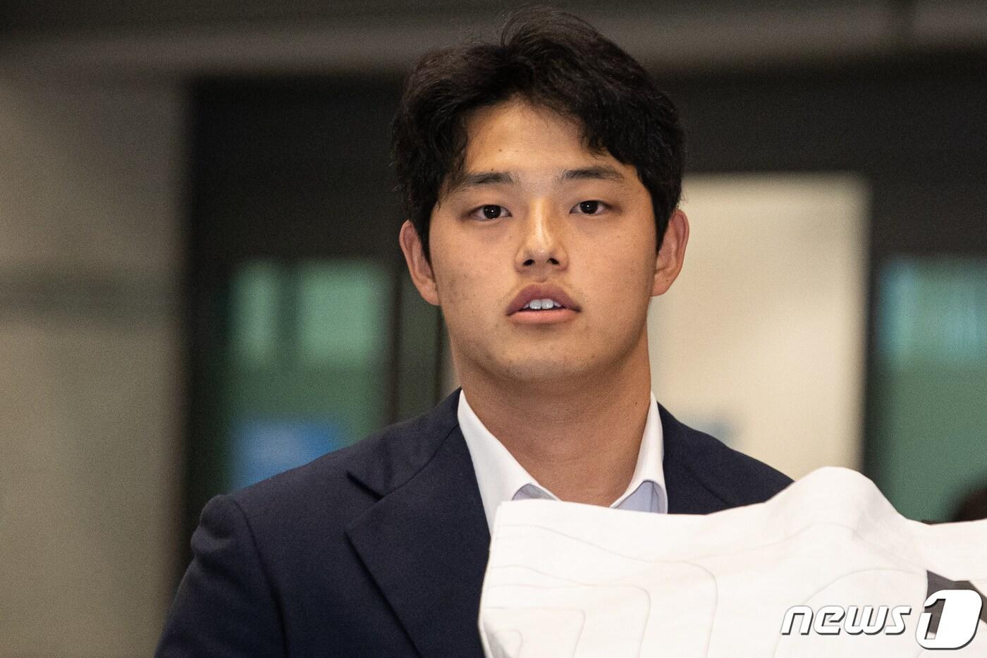 본문 이미지 - 문동주가 4일 일본 오키나와에서 한화이글스 2차 스프링캠프를 마친 후 인천국제공항을 통해 귀국하고 있다. 2024.3.4/뉴스1 ⓒ News1 유승관 기자