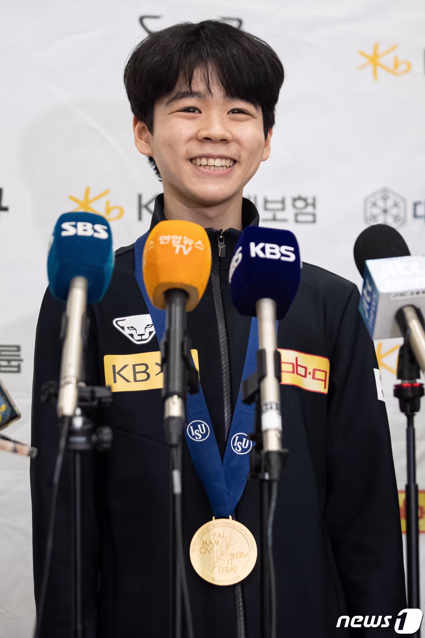 본문 이미지 - 피겨 주니어 세계선수권대회에서 메달을 획득한 서민규가 4일 인천국제공항 제2터미널을 통해 귀국해 취재진과 인터뷰하고 있다. 2024.3.4/뉴스1 ⓒ News1 유승관 기자