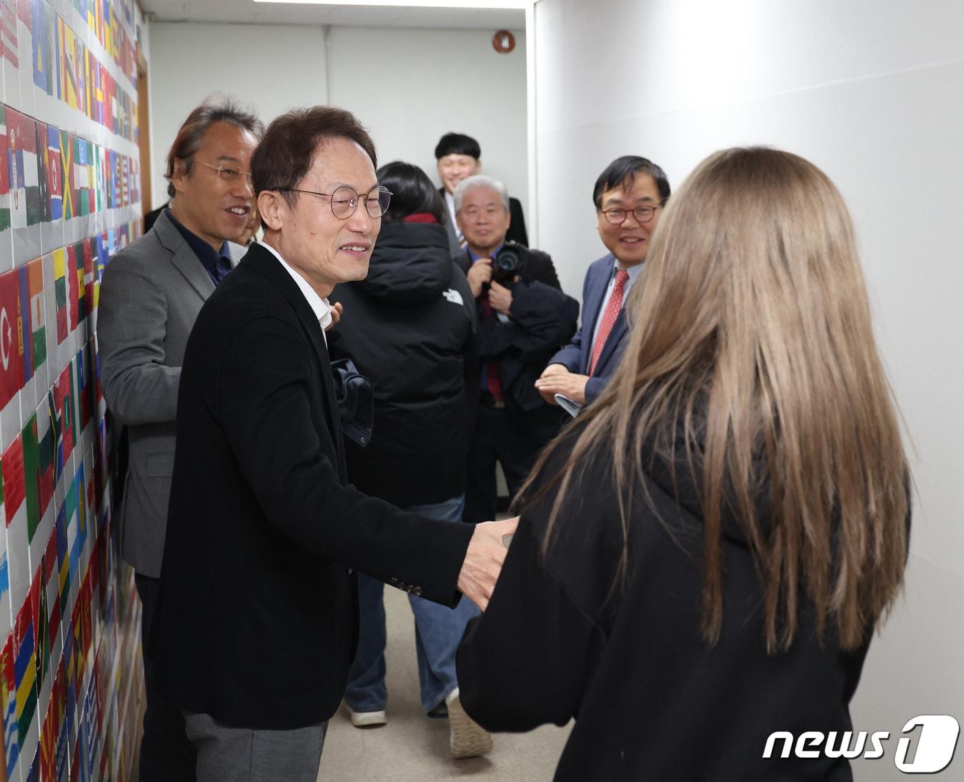 본문 이미지 - 조희연 서울시교육감이 4일 오전 서울 구로구 지구촌학교 제13회 입학식에 참석해 학생들과 인사하고 있다. 지구촌학교는 다문화 대안학교로 19개국 234명의 초.중.고 학생들이 재학중이다. (서울시교육청 제공)/뉴스1