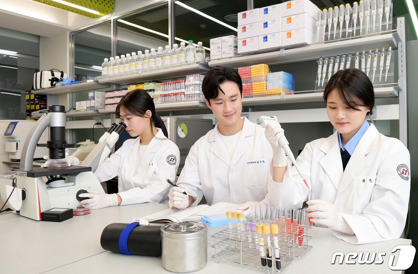 본문 이미지 - 대구보건대가 2023년 보건계열 국가고시에서 우수한 성적을 기록하며 두각을 나타내고 있다. 사진은 이 대학 임상병리학과 학생들이 실습하는 모습. (대구보건대 제공)