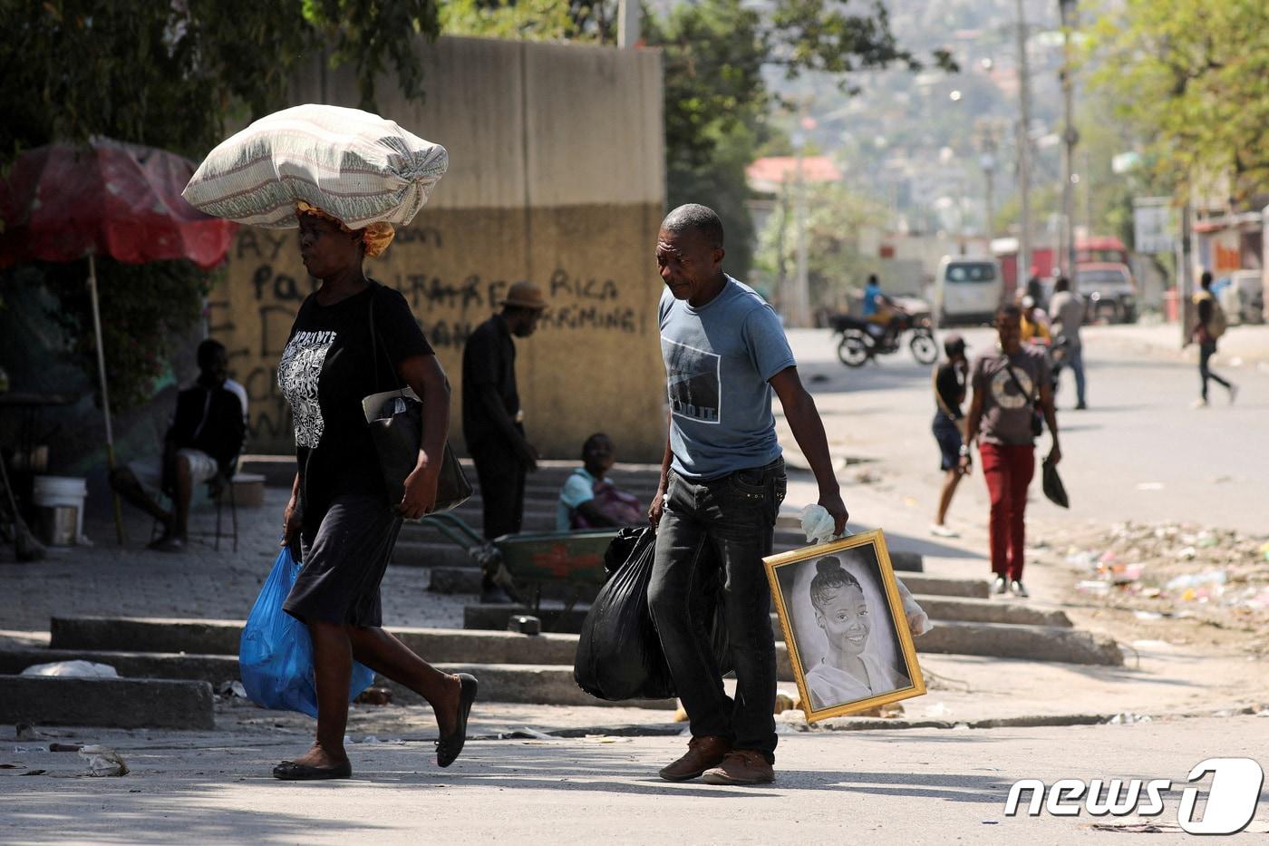 본문 이미지 - 4일(현지시간) 갱단 범죄로 국가비상사태가 선포된 아이티 수도 포르토프랭스에서 주민들이 집을 떠나 대피하고 있다. 2024.03.04/ ⓒ 로이터=뉴스1 ⓒ News1 박재하 기자