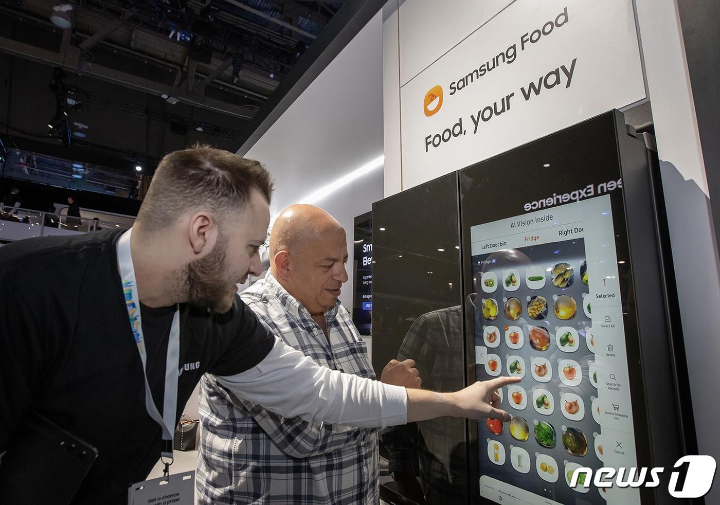 본문 이미지 - 관람객들이 '비스포크 냉장고 패밀리허브 플러스'를 살펴보는 모습. (삼성전자 제공) /뉴스1