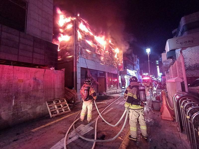 본문 이미지 - 지난 4일 오후 11시 50분께 충남 천안 동남구 신부동 디스코팡팡 운영 업체에서 불이 나 소방관들이 진화 작업을 벌이고 있다.  (천안동남소방서 제공)