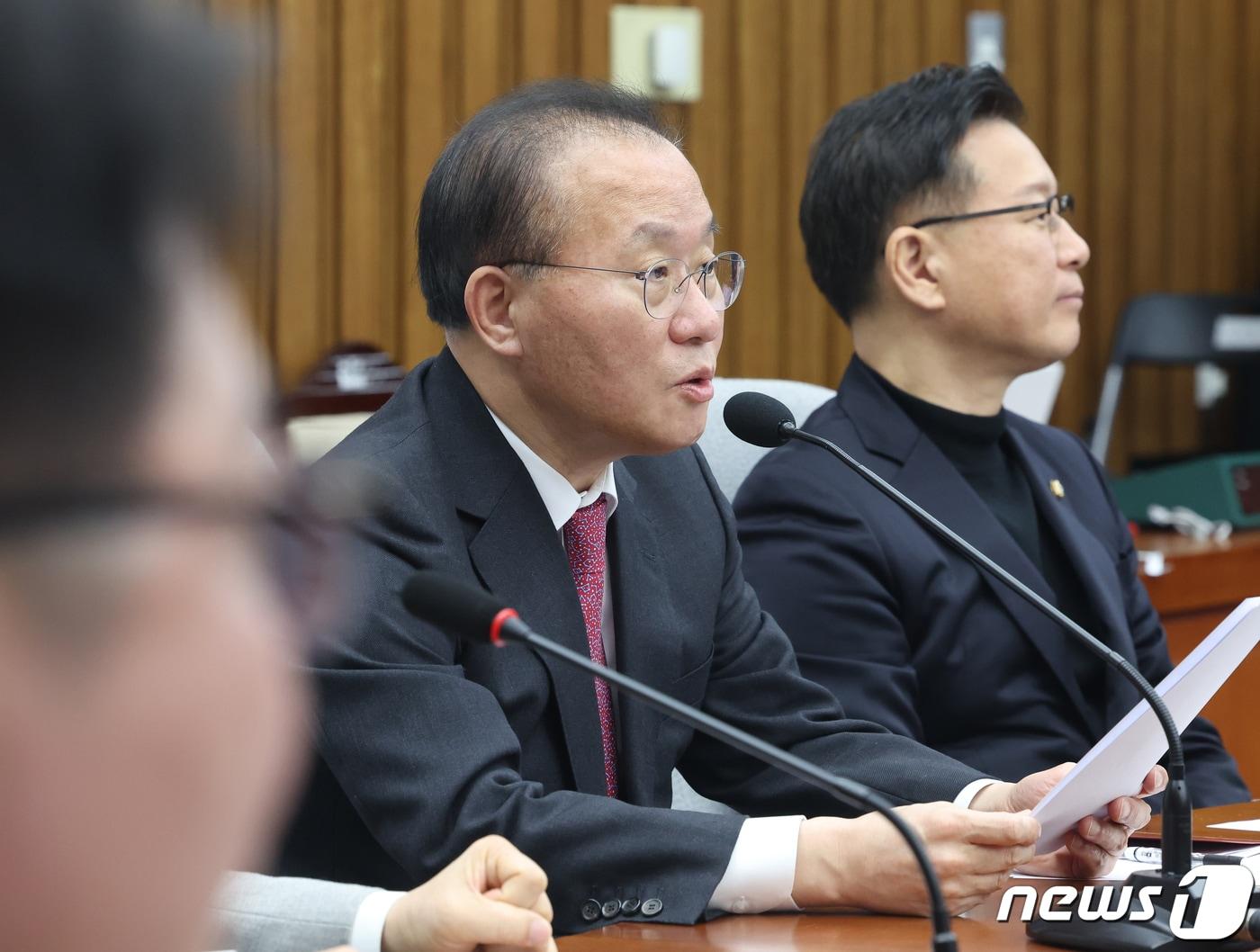 본문 이미지 - 윤재옥 국민의힘 원내대표가 5일 서울 여의도 국회에서 열린 원내대책회의에서 발언을 하고 있다. 2024.3.5/뉴스1 ⓒ News1 송원영 기자