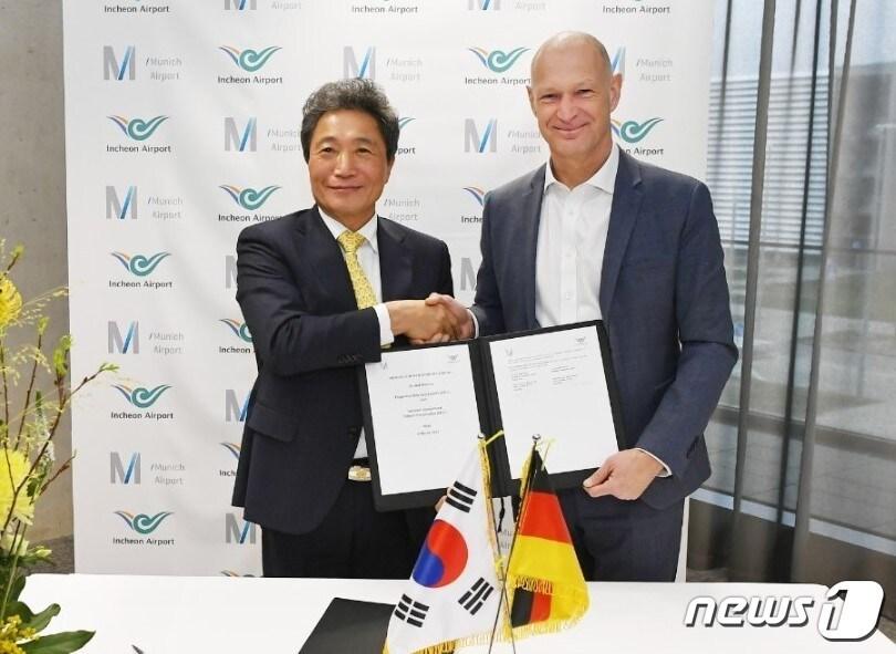 본문 이미지 - 이학재 인천공항공사 사장과 요스트 람머스(Jost Lammers) 뮌헨공항 사장이 양해각서를 체결하고 있다.(인천공항공사 제공)