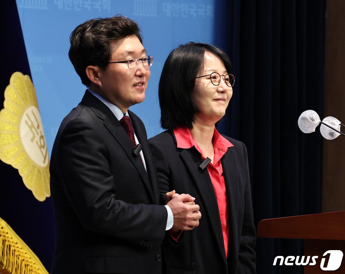 본문 이미지 - 경기 고양정에 출마하는 국민의힘 김용태 전 의원과 김현아 전 의원이 5일 오전 서울 여의도 국회 소통관에서 기자회견을 하며 손을 잡고 있다. 앞서 국민의힘 공관위는 김현아 전 의원의 단수 공천을 결정했지만 비대위에서 이를 보류, 김용태 전 의원을 전략공천했다. 2024.3.5/뉴스1 ⓒ News1 구윤성 기자