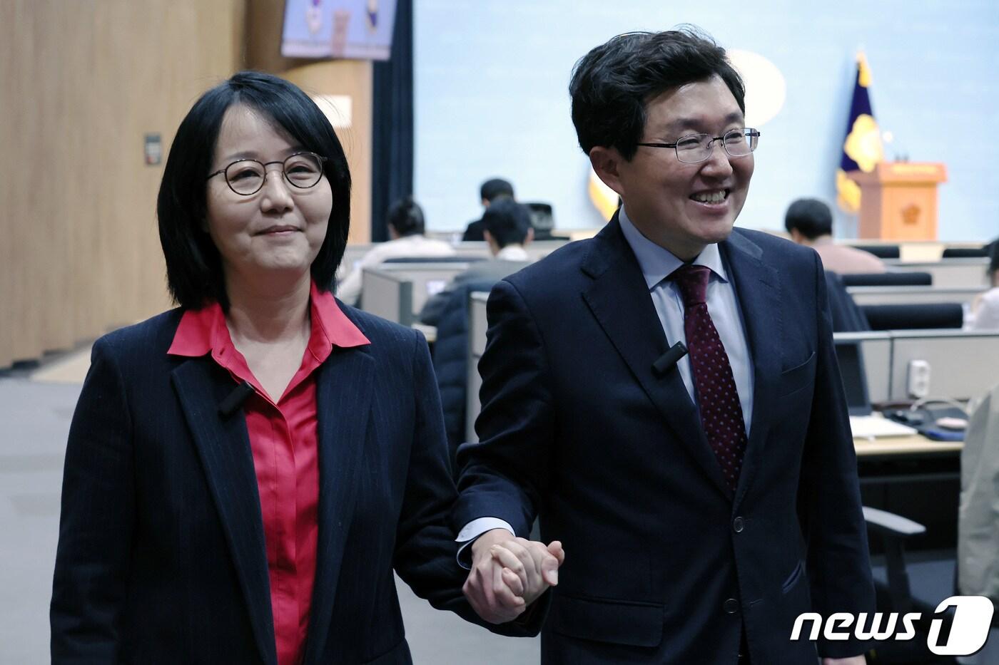 본문 이미지 - 경기 고양정에 출마하는 국민의힘 김용태 전 의원과 김현아 전 의원이 5일 오전 서울 여의도 국회 소통관에서 기자회견을 마치고 손을 잡고 있다. 앞서 국민의힘 공관위는 김현아 전 의원의 단수 공천을 결정했지만 비대위에서 이를 보류, 김용태 전 의원을 전략공천했다. 2024.3.5/뉴스1 ⓒ News1 구윤성 기자