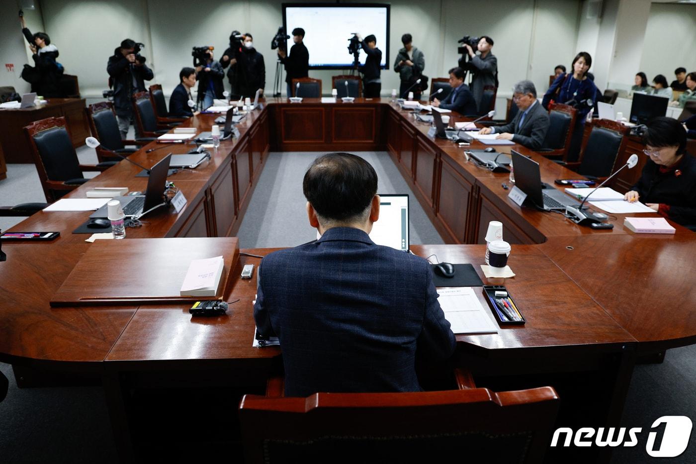 본문 이미지 - 류희림 방송통신심의위원회 위원장이 5일 서울 양천구 방심위에서 열린 2024년 제7차 방송심의소위원회 회의에서 발언하고 있다. 2024.3.5/뉴스1 ⓒ News1 안은나 기자
