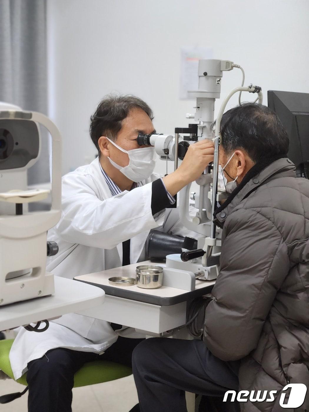 본문 이미지 -  안과 없는 충북 단양에서 의료 사각 지대 해소를 위해 운영 중인 안과 진료가 주민 호응을 얻고 있다. 사진은 김영훈 가톨릭대 교수 진료 모습.(단양군 제공)2024.3.5/뉴스1