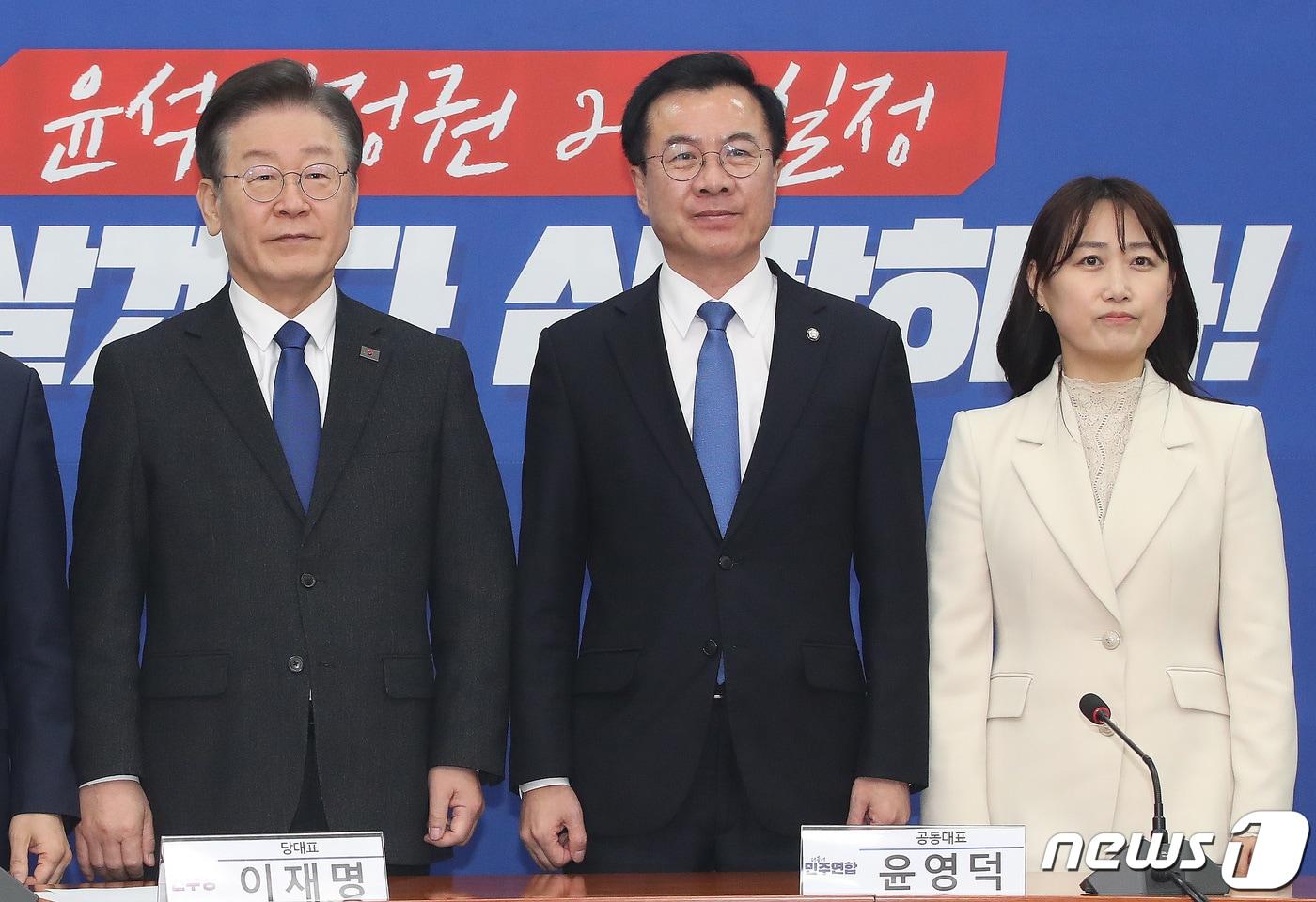 본문 이미지 - 이재명 더불어민주당 대표가 5일 오전 서울 여의도 국회에서 윤영덕·백승아 더불어민주연합 공동대표를 접견하고 있다./뉴스1 ⓒ News1 임세영 기자