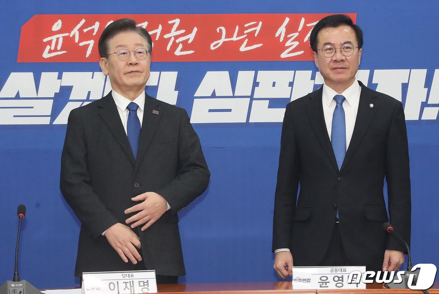 본문 이미지 - 이재명 더불어민주당 대표가 5일 오전 서울 여의도 국회에서 윤영덕 더불어민주연합 공동대표를 접견하고 있다. 2024.3.5/뉴스1 ⓒ News1 임세영 기자