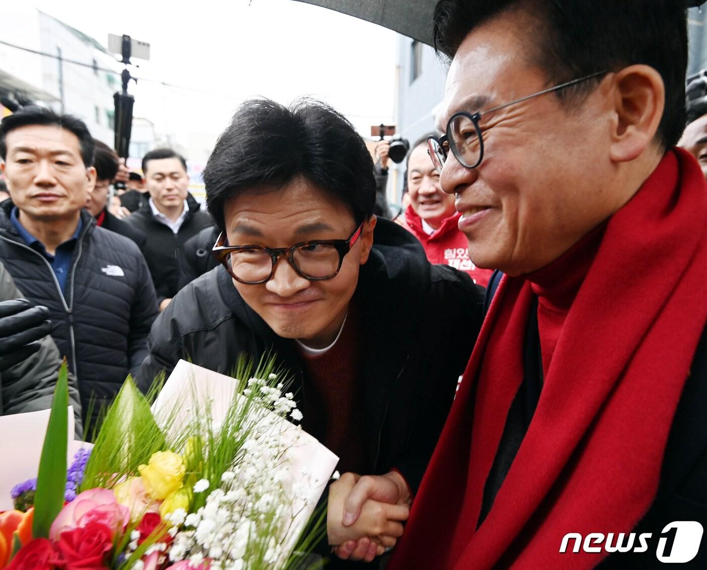 본문 이미지 - 한동훈 국민의힘 비상대책위원장이 5일 오전 충북 청주시 육거리종합시장에서 정우택 의원과 인사를 나누고 있다. (공동취재) 2024.3.5/뉴스1 ⓒ News1 김용빈 기자