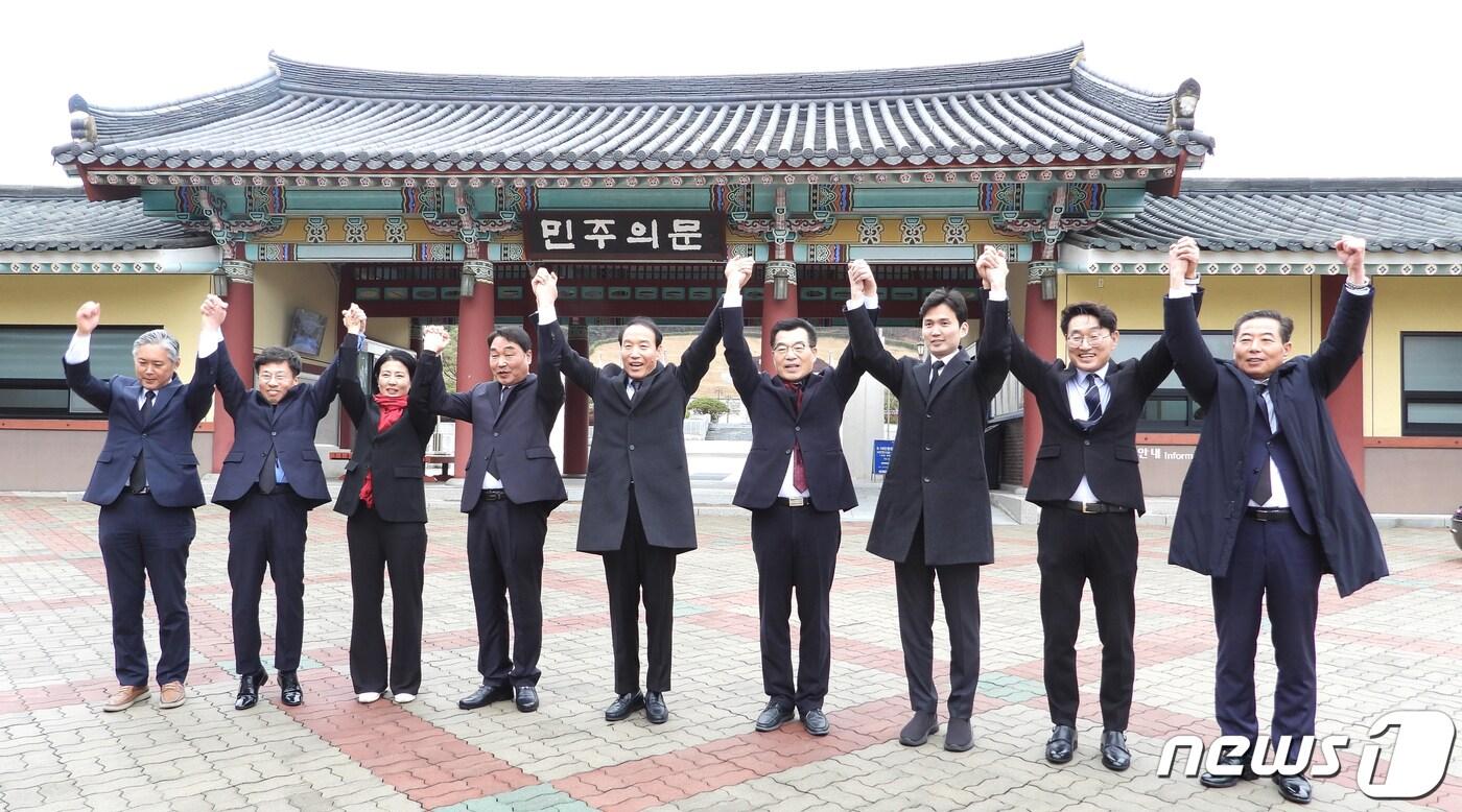 본문 이미지 - 주기환 국민의힘 광주시당위원장이 지난 5일 광주 8개 선거구 후보들과 5·18민주묘지를 참배한 후 기념촬영을 하고 있다.(국민의힘 광주 제공)2024.3.5/뉴스1 