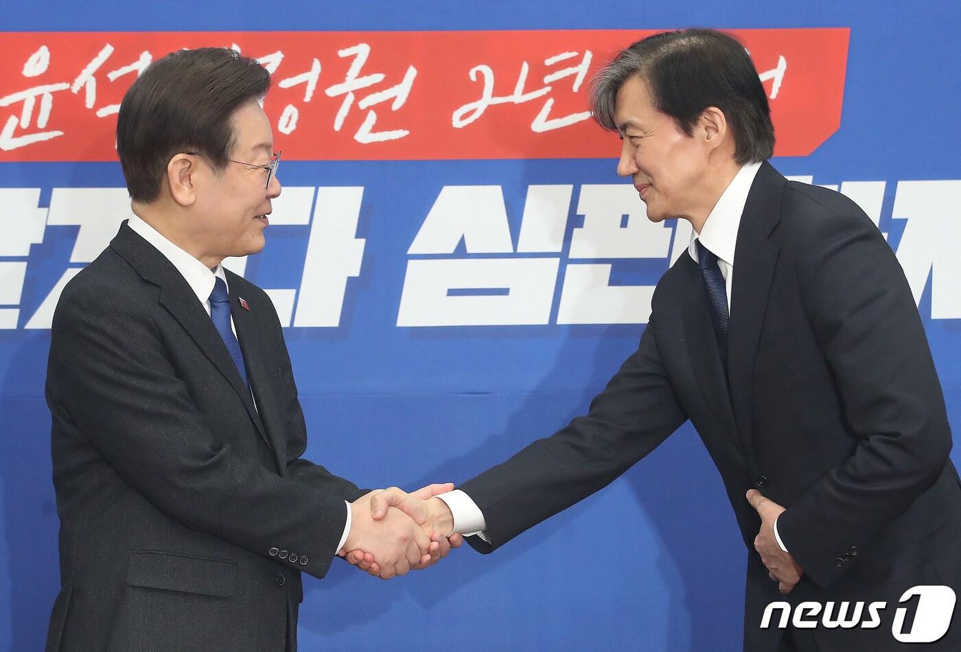 본문 이미지 - 이재명 더불어민주당 대표가 5일 오전 서울 여의도 국회에서 조국 조국혁신당 대표를 접견하고 있다. 2024.3.5/뉴스1 ⓒ News1 임세영 기자