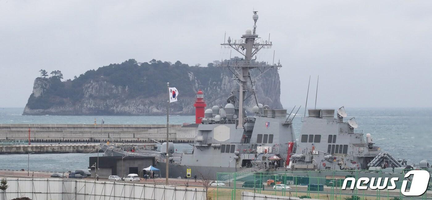 본문 이미지 - 미국 해군 알레이버크급 이지스구축함인 히긴스함(DDG-76)이 5일 오전 제주해군기지에 입항해 정박해 있다. 히긴스함은 함대지 순항미사일인 토마호크를 탑재하고 있으며, 군수 적재와 승조원 휴식을 위해 제주에 입항했다. 2024.3.5/뉴스1 ⓒ News1 오현지 기자