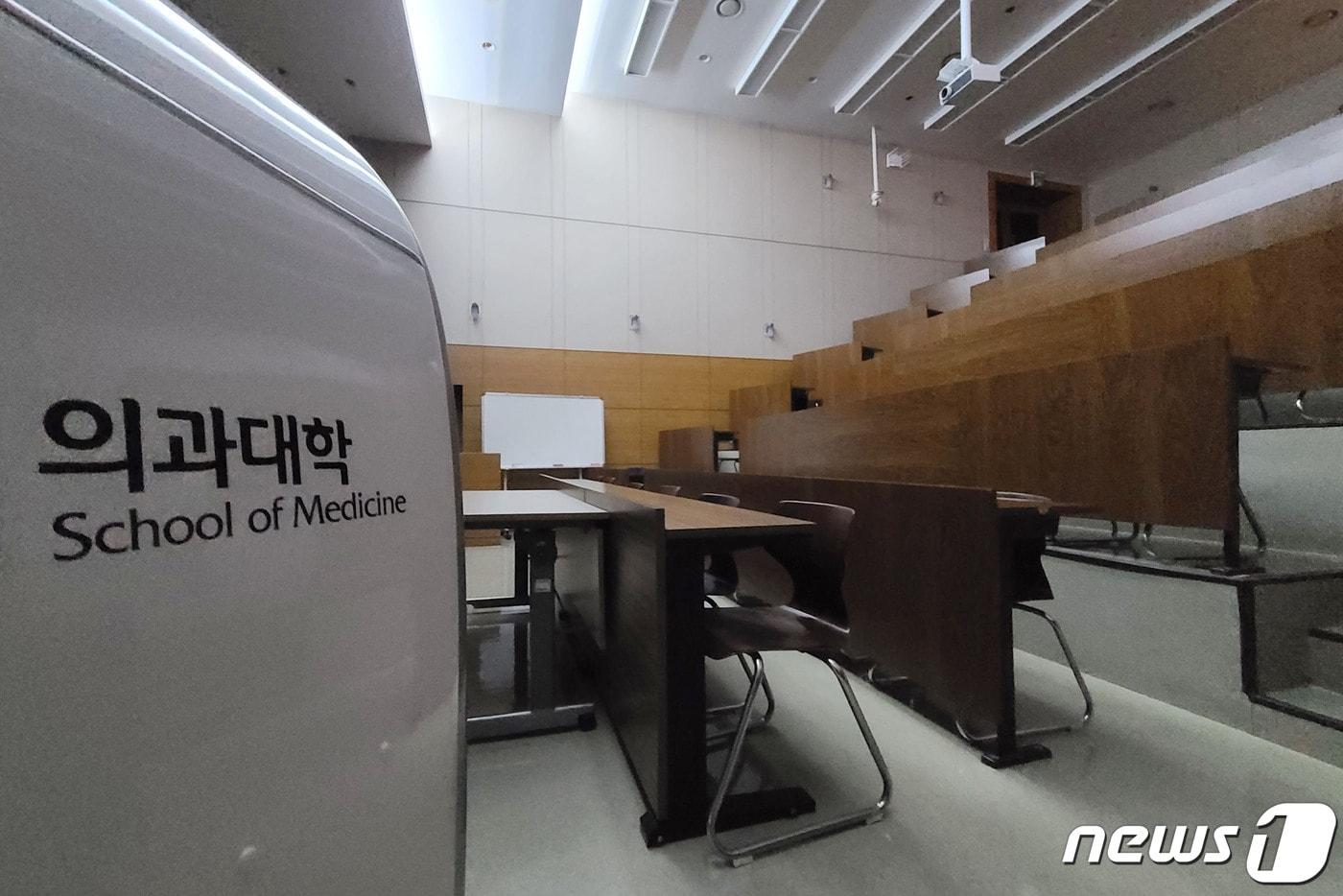 교육부가 2025학년도 의과대학 정원 신청을 받은 결과, 총 40개 대학에서 3401명 증원을 신청했다고 밝혔다. 서울 소재 8개교 365명, 경기·인천 소재 대학 5개 대학 565명 등 수도권 13개 대학이 총 930명을, 비수도권 27개 대학은 2471명의 증원을 신청한 것으로 집계됐다. 사진은 5일 경기도의 한 의과대학 강의실의 모습. 2024.3.5/뉴스1 ⓒ News1 김영운 기자