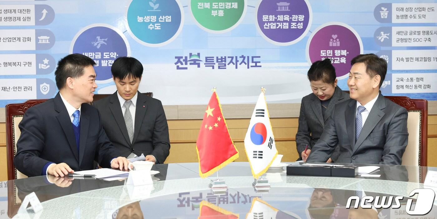 본문 이미지 - 5일 전북특별자치도청을 방문한 구징치(顧景奇) 신임 주광주 중국 총영사가 김관영 전북자치도지사와 한중 경제협력 및 관계 발전에 대해 이야기를 나누고 있다.2024.3.5.(전북자치도 제공)/뉴스1 