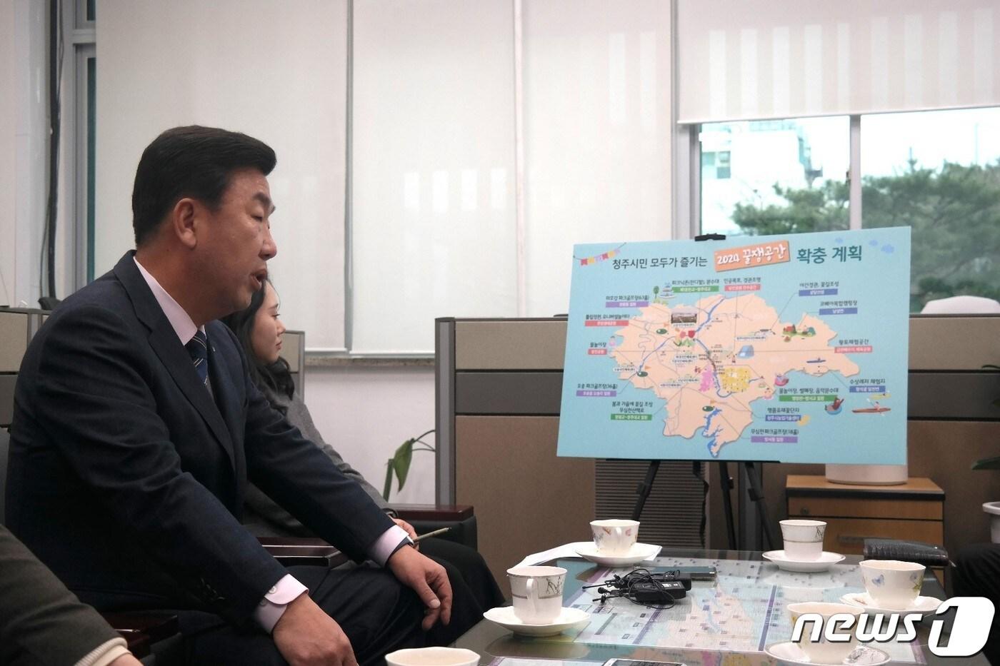 이범석 청주시장이 5일 임시청사 출입기자실에서 '2024 꿀잼공간 확충 계획'에 대해 설명하고 있다.2024.3.5/뉴스1 ⓒ News1 임양규 기자