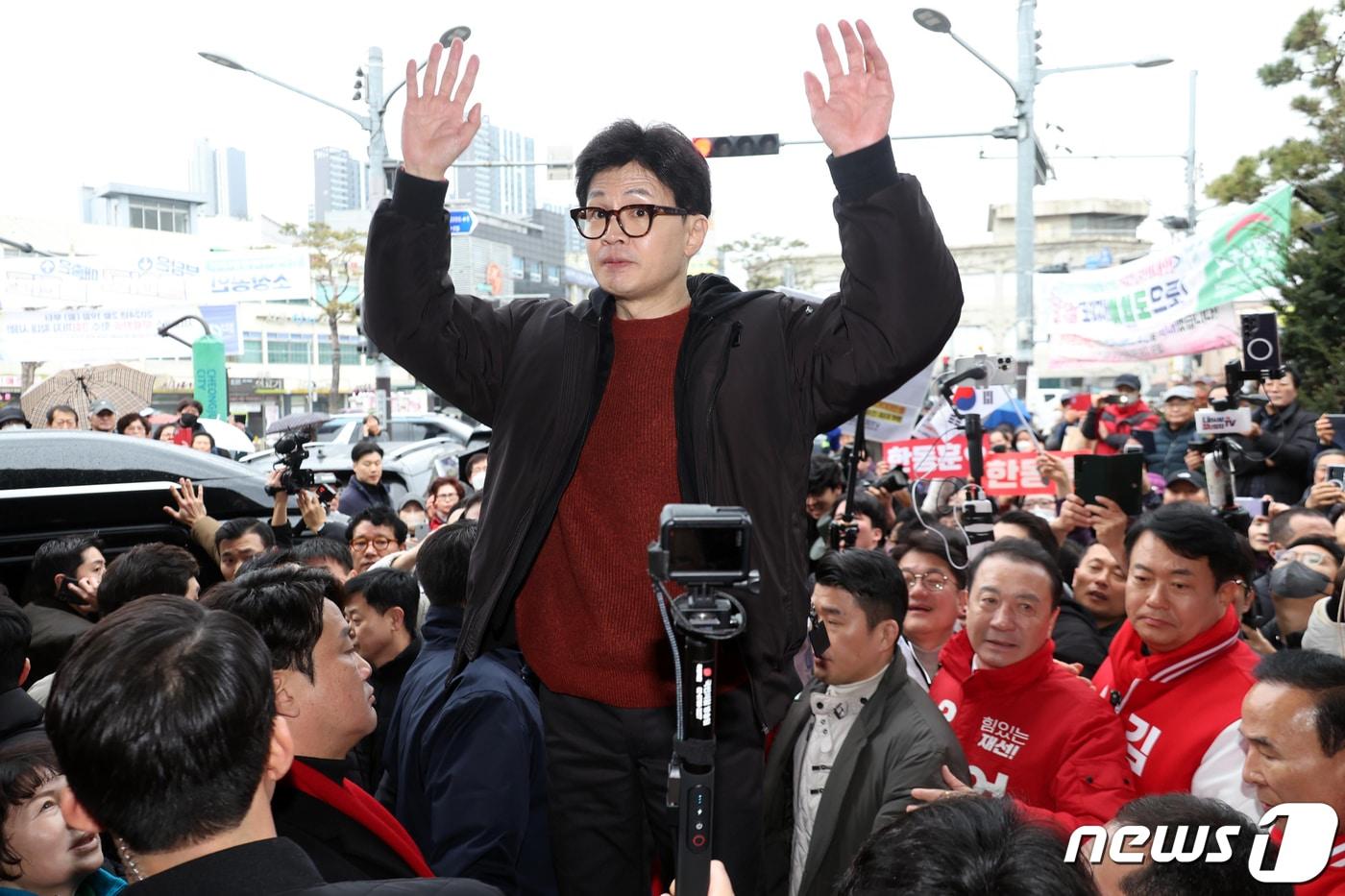 본문 이미지 - 한동훈 국민의힘 비상대책위원장이 5일 오전 충북 청주시 육거리종합시장에서 지지자들에게 손 들어 인사하고 있다. (공동취재) 2024.3.5/뉴스1 ⓒ News1 김용빈 기자